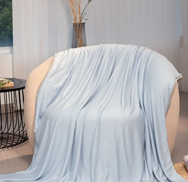 Breathable, moisture-wicking bamboo cooling blanket by Clarech